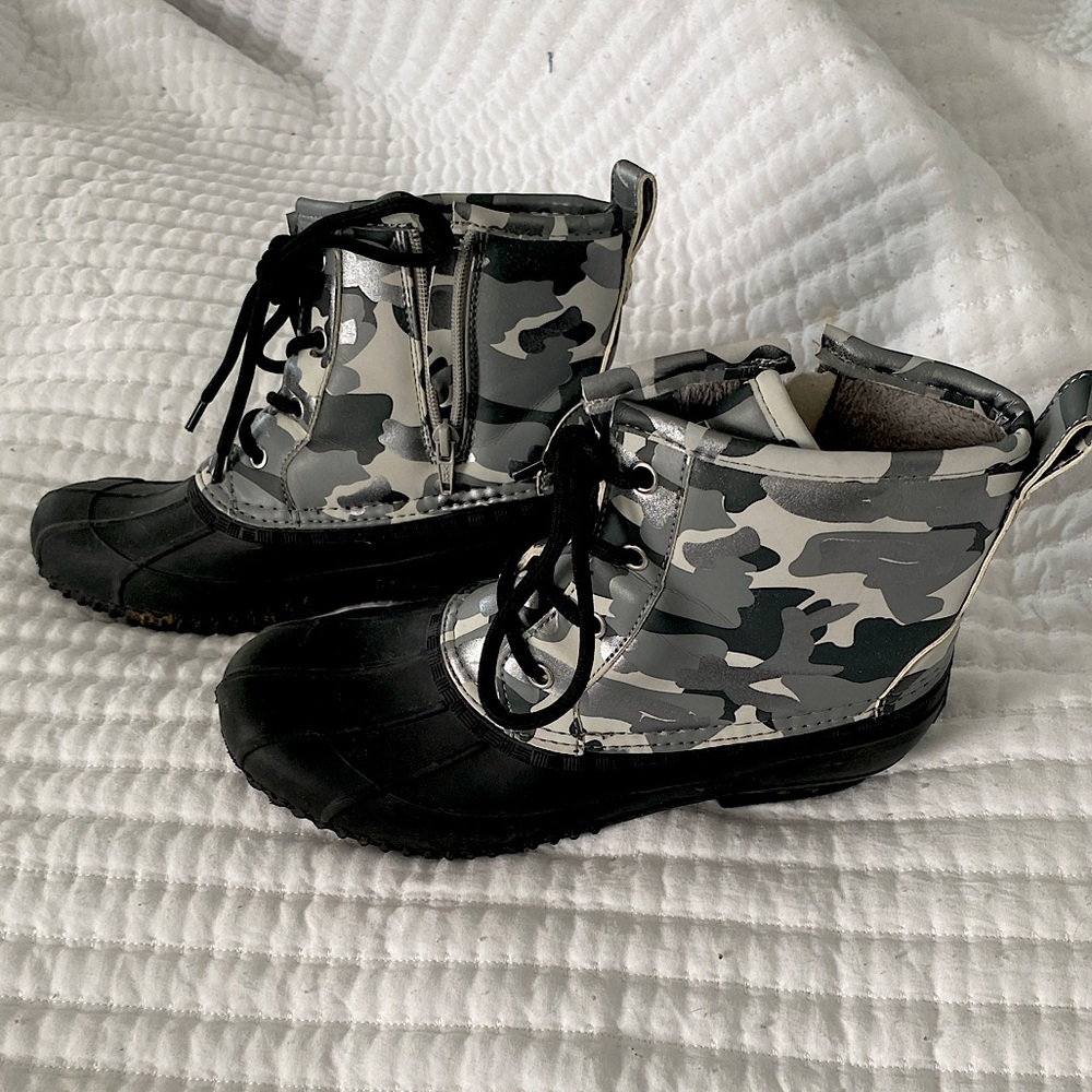 Isaac Mizrahi rain/snow boots, zipper side & tie  closure,barely worn,warm  Sz8